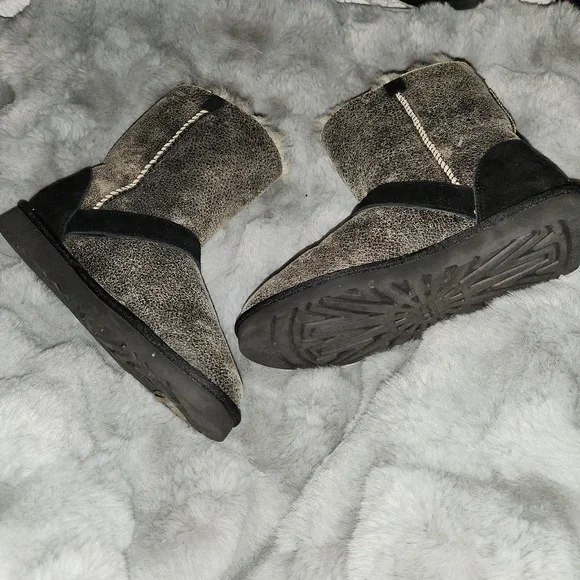 UGG Size 7 Short Dylan Boots - Picture 3 of 7